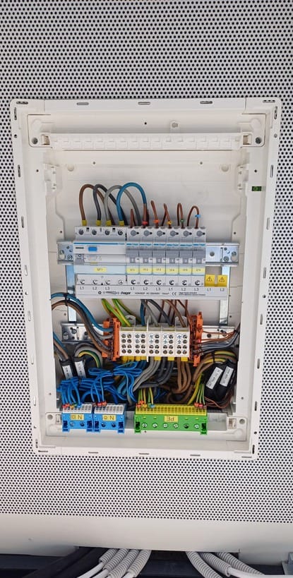 Surinktas elektros skydas su tvarkingai sujungtais laidais